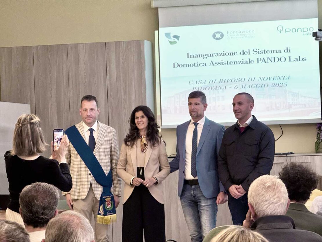 Le autorità durante la presentazione del sistema di Domotica Assistenziale a Noventa Padovana.